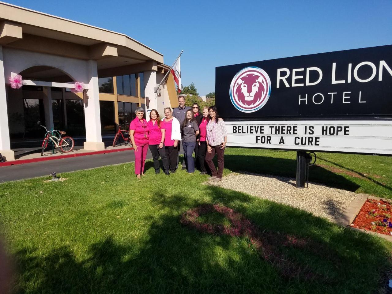 Red Lion Hotel Redding Extérieur photo