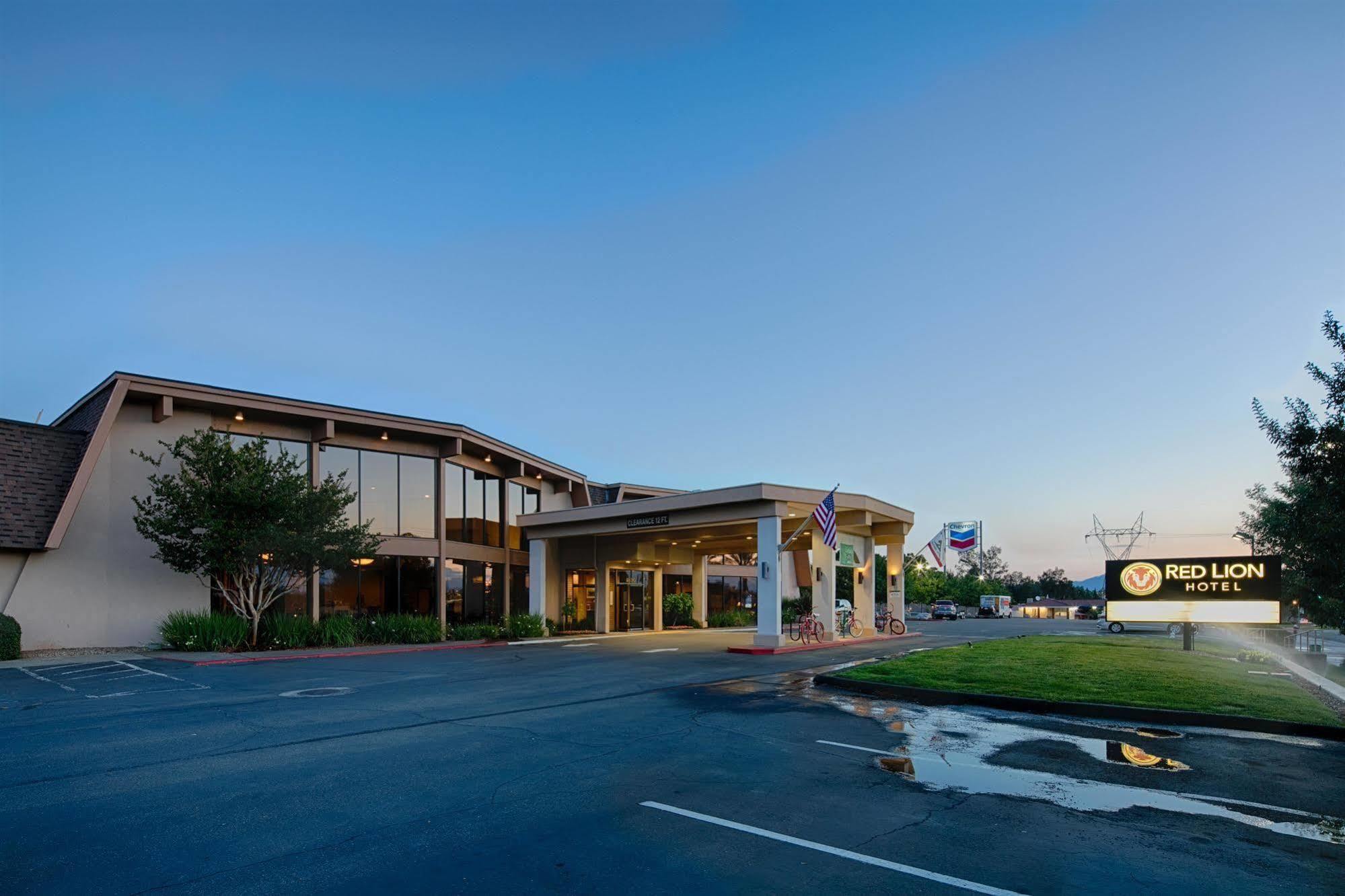 Red Lion Hotel Redding Extérieur photo