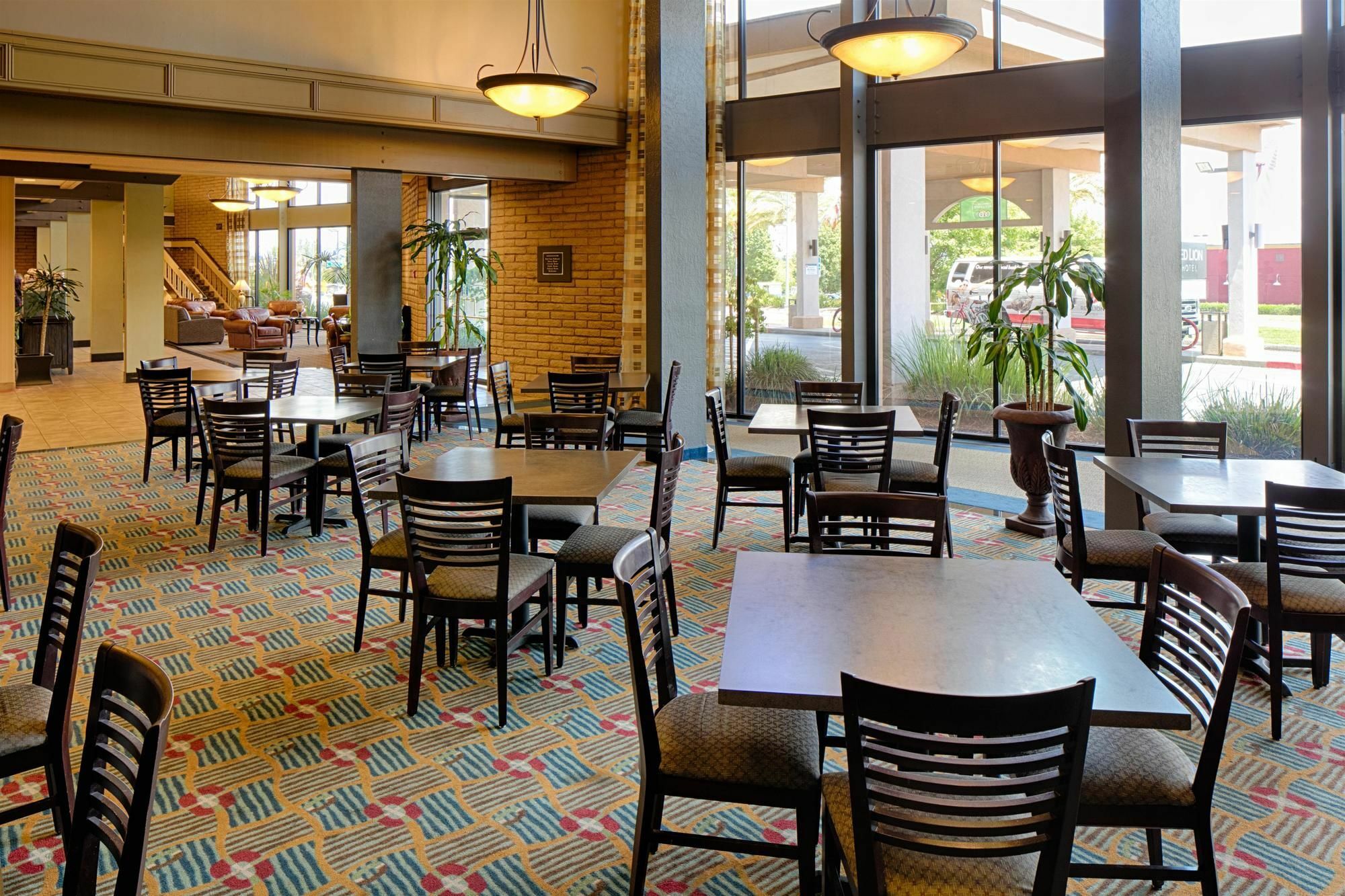 Red Lion Hotel Redding Extérieur photo